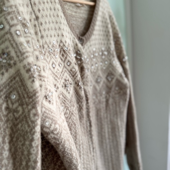 Elegant Beige Patterned Cardigan - Picture 3 of 10